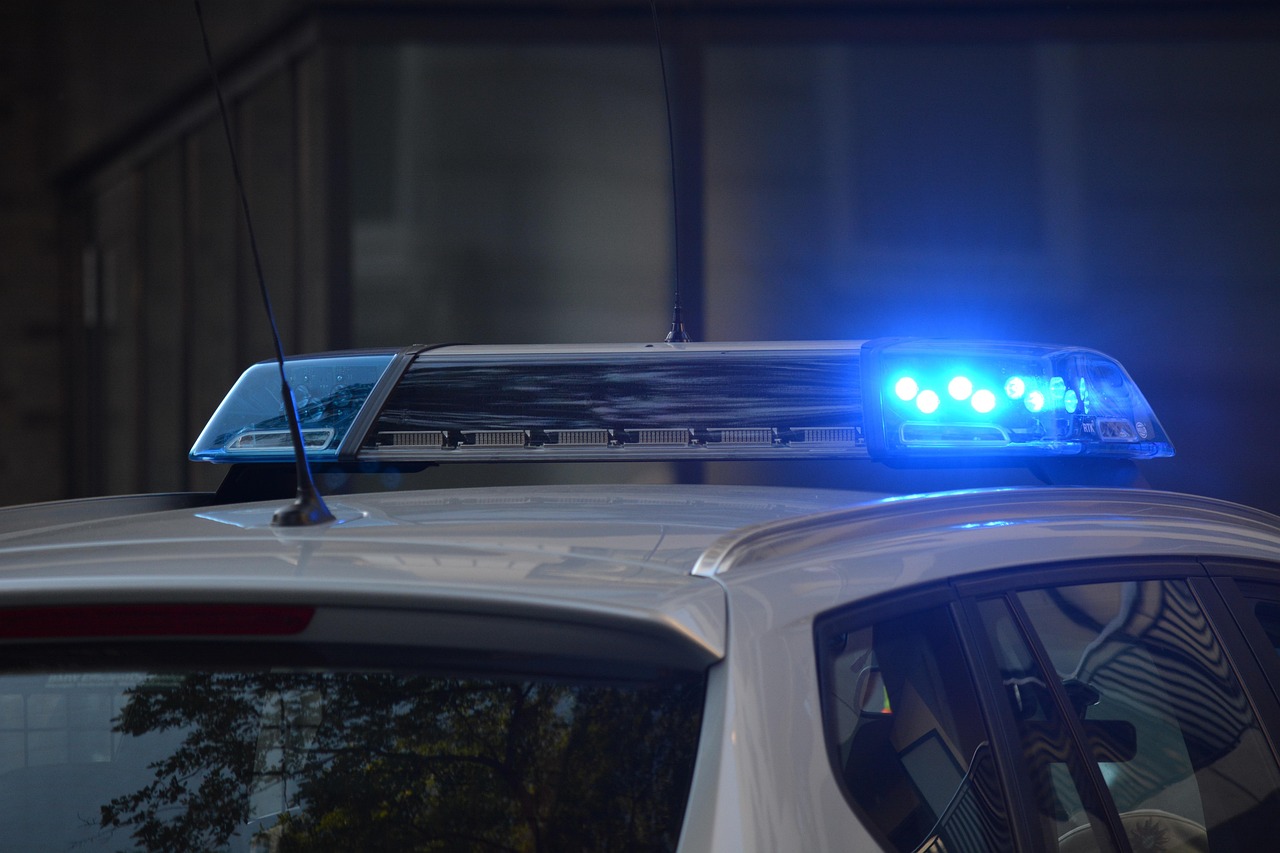 关于17岁女生跳桥坠江事件，警方公布监控引发的深度思考